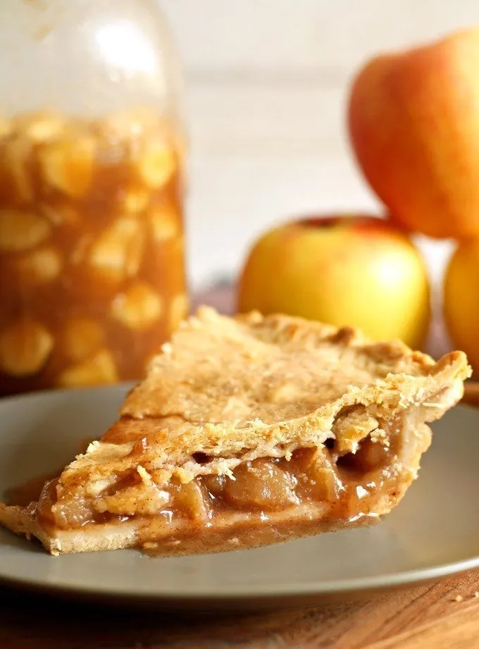 https://www.honeyandbirch.com/wp-content/uploads/2015/09/homemade-apple-pie-filling-8-680x921.jpg.webp