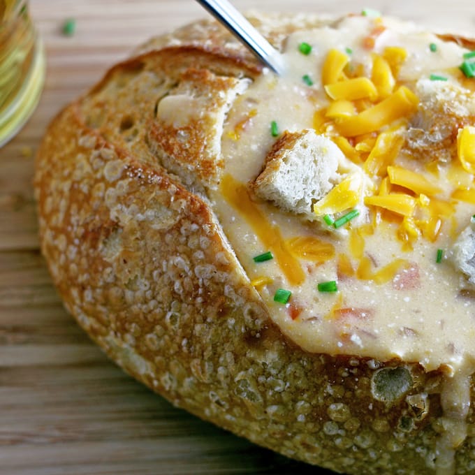 Diese Slow Cooker Bierkäsesuppe ist super einfach zuzubereiten! Es kombiniert scharfen Cheddar-Käse, Frischkäse und Bier und ist köstlich zum Mittag- oder Abendessen. Servieren Sie es mit knusprigem Brot oder wie ich in einer Sauerteigbrotschüssel! / honeyandbirch.com